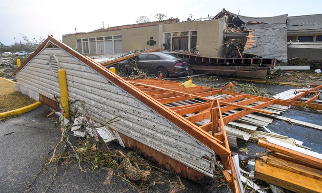 O Selma Country Club em Selma, Alabama, foi danificado depois que uma tempestade atingiu a cidade na tarde de quinta-feira, 12 de janeiro de 2023.