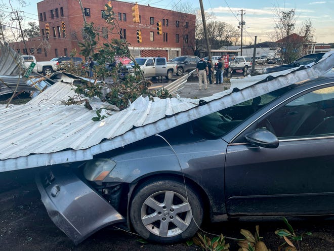Sebuah kendaraan yang rusak dan puing-puing terlihat setelah cuaca buruk, Kamis, 12 Januari 2023, di Selma, Ala. Tornado besar merusak rumah dan menumbangkan pohon di Alabama pada hari Kamis saat sistem badai yang kuat melanda Selatan.