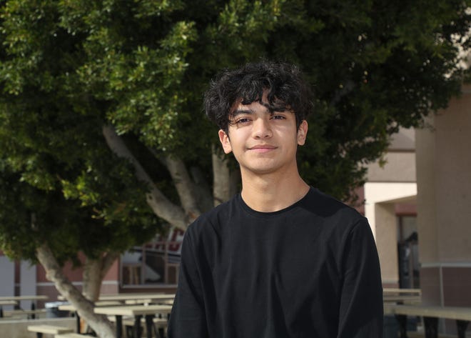 Divian Mejia Gonzalez minangka QuestBridge Scholar lan senior ing La Quinta High School, Jan.  12, 2023. 