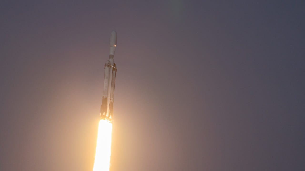 Updates: SpaceX launches Falcon Heavy from KSC, lands at Cape Canaveral