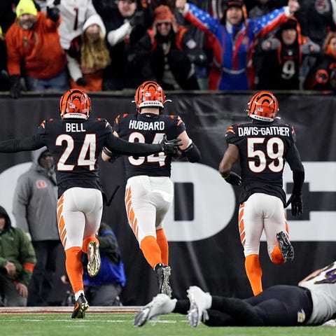 Cincinnati Bengals defensive end Sam Hubbard score