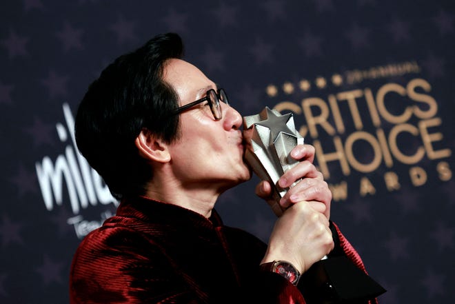 Ke Huy Quan seals his best supporting actor win with a kiss in the media room at Critics Choice Awards.
