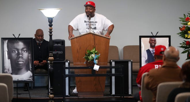17 Ocak 2023 MJ Edwards Cenaze Evi'nde düzenlenen Tire Nichols anma töreni.  Memphis'te.  Nichols, Memphis Polis Departmanı ile iki çarpışma sonucu öldü.  Sheena'nın kardeşi Jamal Dupree, ayinle ilgili sıcak anılarından bahsediyor.