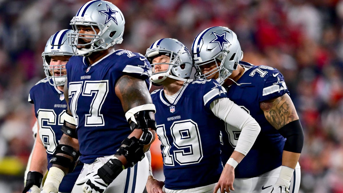 Dallas Cowboys kicker Brett Maher (19) reacts after missing an extra point against the Tampa Bay Buccaneers.