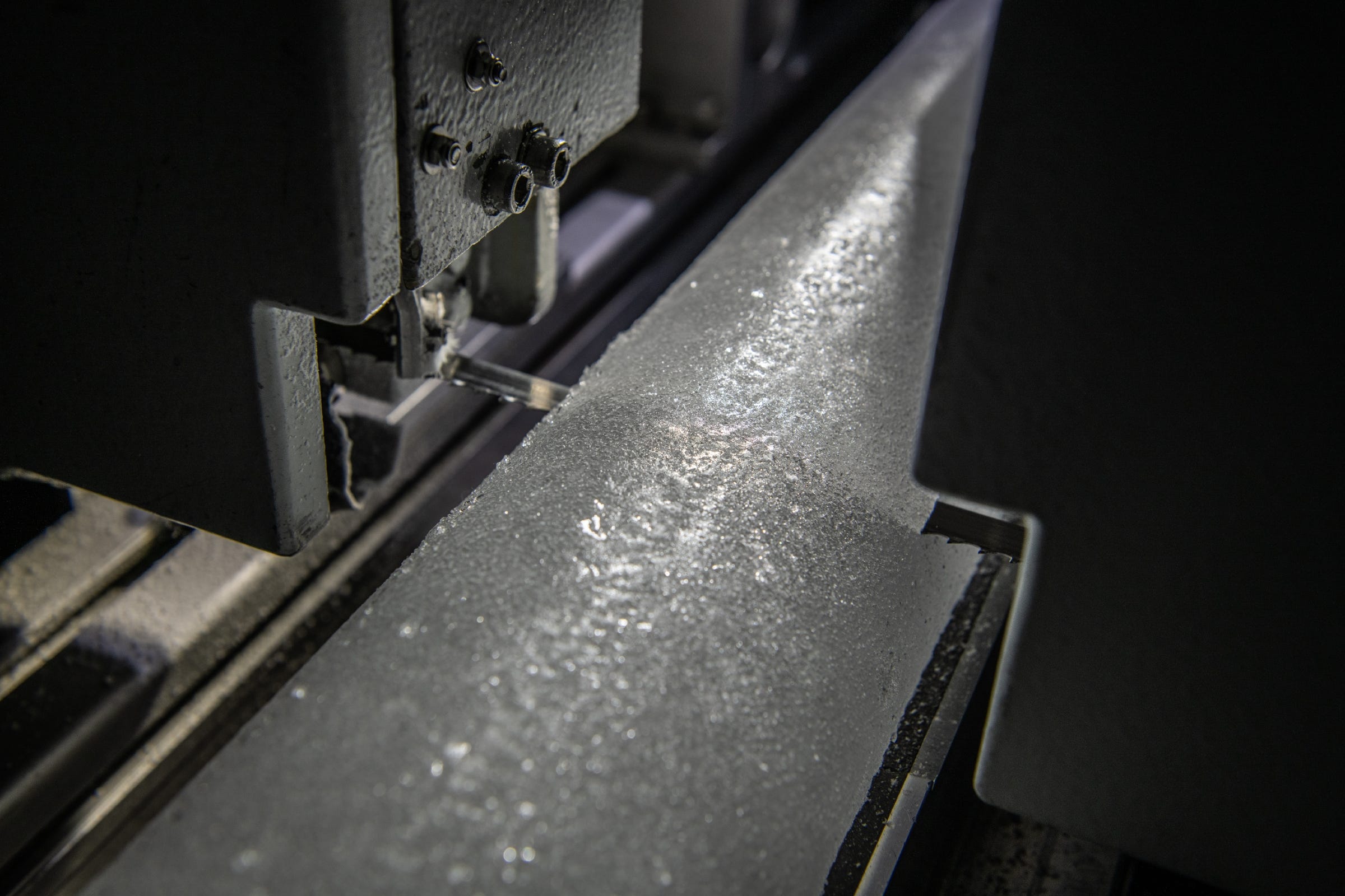 A saw cuts through a polar ice core in the Alfred Wegner Institute's ice laboratory.