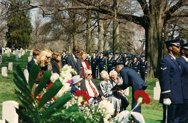 Tại lễ an táng Nam tước 52 tại Nghĩa trang Quốc gia Arlington năm 1995, Mary Matzow nhận được một lá cờ Mỹ từ lễ chôn cất con trai bà, Trung sĩ Không quân.  Joseph Matejov.  Anh có mặt trên chiếc máy bay bị bắn rơi ở Lào năm 1973.