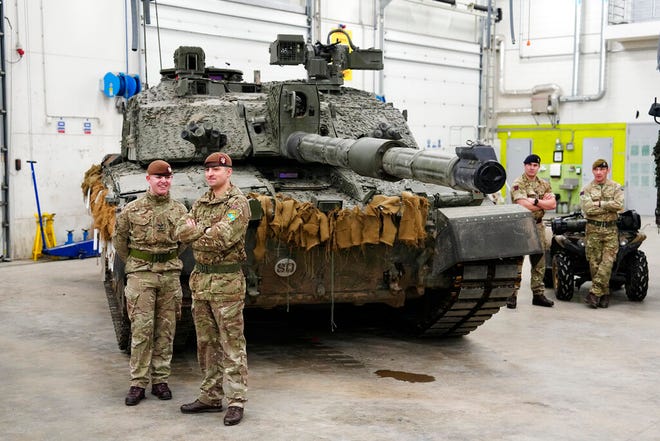Perwira militer Inggris berdiri di samping tank Challenger 2 di Kamp Militer Tapa, di Estonia, Kamis, 19 Januari 2023.
