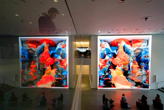 Pengunjung melihat artis Refik Anadol "Tidak diawasi" pameran di Museum Seni Modern, Rabu, 11 Januari 2023, di New York.