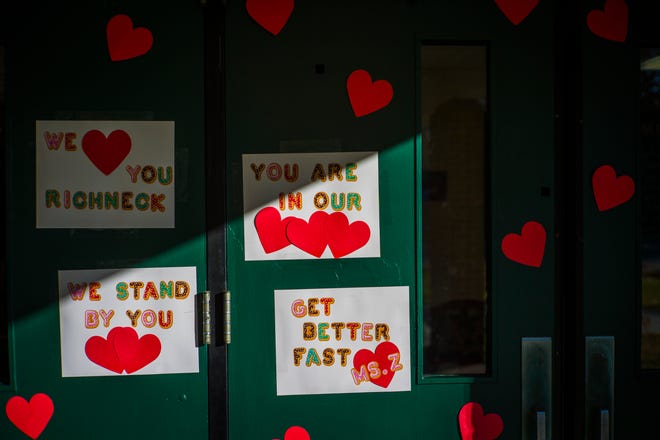 शिक्षक एब्बी ज़्वर्नर के लिए समर्थन के संदेश, जिन्हें 6 वर्षीय छात्र ने गोली मार दी थी, रिचनेक एलीमेंट्री स्कूल न्यूपोर्ट न्यूज़, वीए के सामने के दरवाजे पर सोमवार 9 जनवरी, 2023 को अनुग्रह करते हैं।