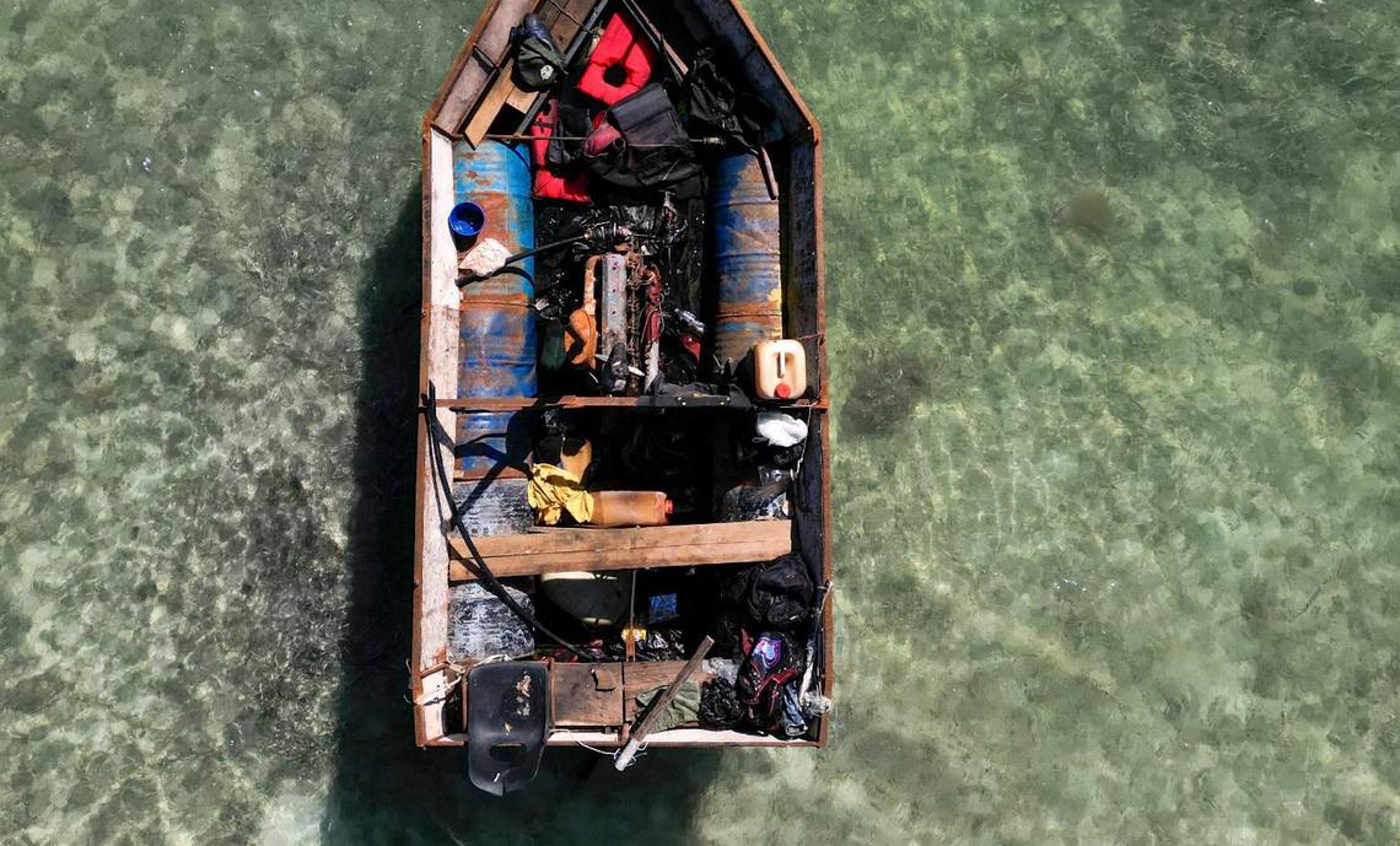 Ein Boot, das von kubanischen Migranten benutzt wurded, treibt am 14. Januar 2023 vor Duck Key auf den Florida Keys.| Bildquelle: © PEDRO PORTAL | Bilder sind in der Regel urheberrechtlich geschützt