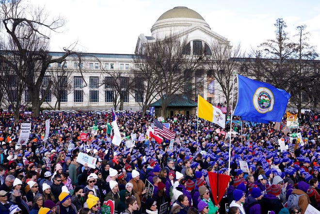 लोग वाशिंगटन में शुक्रवार, 20 जनवरी, 2023 को मार्च फॉर लाइफ रैली में भाग लेते हैं।