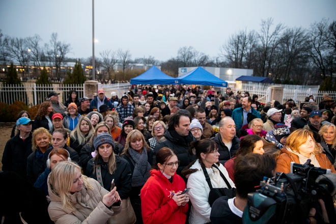 Les personnes en deuil se sont rassemblées en face de Graceland avant d'être autorisées sur la pelouse à 7 heures du matin pour célébrer la vie de Lisa Marie Presley à Memphis, Tennessee, le dimanche 22 janvier 2023. 