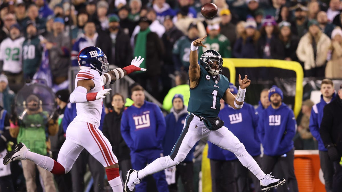 Philadelphia Eagles quarterback Jalen Hurts (1) passes against New York Giants defensive end Kayvon Thibodeaux (5) in the second quarter during an NFC divisional round game at Lincoln Financial Field.