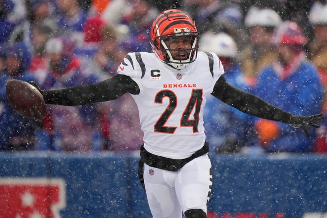 Cincinnati Bengals safety Vonn Bell (24) recovers a fumble in the first quarter during an NFL divisional playoff football game between the Cincinnati Bengals and the Buffalo Bills, Sunday, Jan. 22, 2023, at Highmark Stadium in Orchard Park, N.Y. 