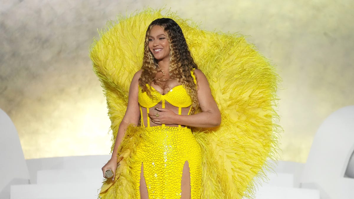 DUBAI, UNITED ARAB EMIRATES - JANUARY 21: Beyoncé performs on stage headlining the Grand Reveal of Dubai's newest luxury hotel, Atlantis The Royal on January 21, 2023 in Dubai, United Arab Emirates.  (Photo by Kevin Mazur/Getty Images for Atlantis The Royal)