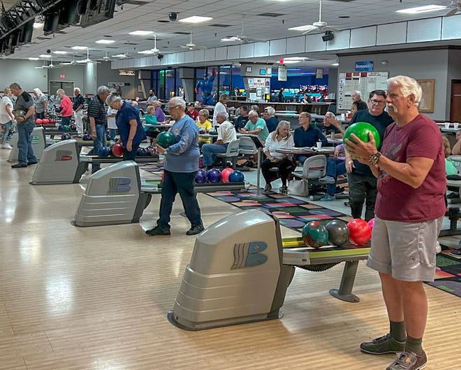 Some activities, like bowling and basketball, draw a larger crowd because they consist of both Destin and Walton County snowbirds. “Many of our bowlers are members of both clubs,” said Judy Kilpeck who chairs bowling along with Tom Franklin. It’s not unusual for Hurricane Lanes to have 12 lanes or more of Friday afternoon bowlers.