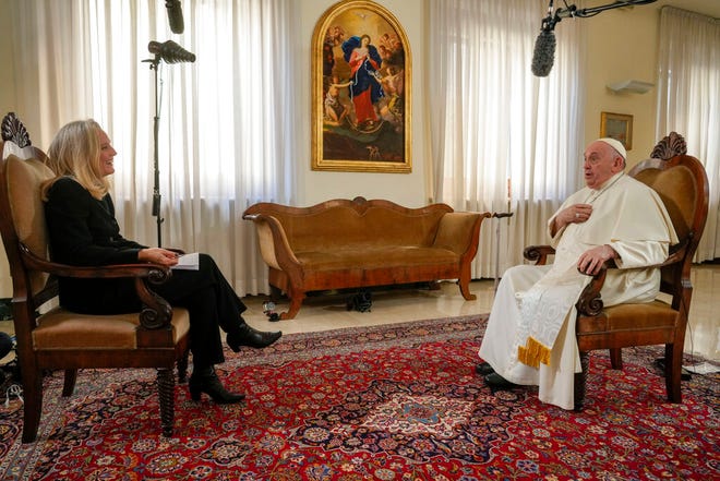 Paus Fransiskus, kanan, berbicara dalam wawancara dengan The Associated Press di Vatikan, Selasa, 24 Januari 2023.