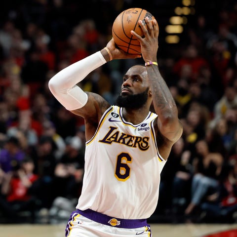 Los Angeles Lakers small forward LeBron James (6) 