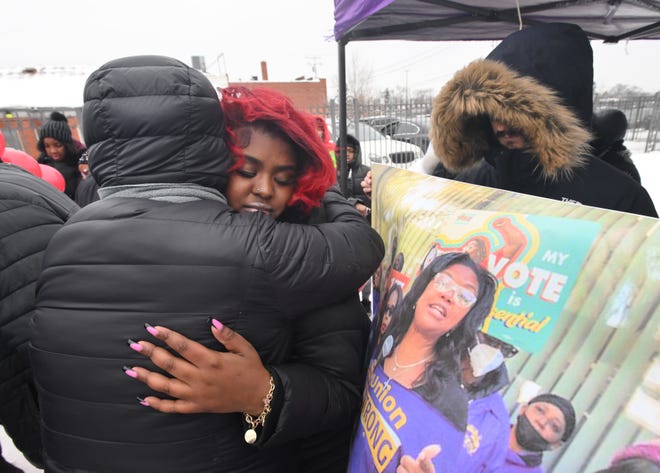 Bianca Alexander, putri pekerja Rumah Sakit Sinai Grace, Tracie Alexander Golden, terlihat di spanduk, menyapa keluarga dan teman-teman saat berjaga untuk ibunya, yang terbunuh sebulan sebelumnya saat pembajakan mobil, di Detroit, Michigan pada 27 Januari 2023.