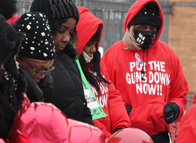 Pekerja Rumah Sakit Sinai Grace, Tracie Alexander Golden mengenang hari ulang tahunnya, 27 Januari, setelah dia terbunuh bulan lalu saat pembajakan mobil, saat berjaga di depan rumah sakit di Detroit, Michigan pada 27 Januari 2023.
