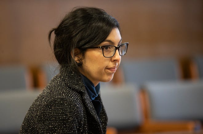 La fiscal adjunta de distrito Evelyn Centeno habla con el abogado defensor durante una audiencia de fin de jurisdicción en el juzgado del condado de Marion en Salem, Oregón, el jueves 26 de enero de 2023.