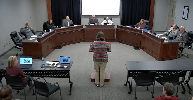 Courtney Sly, un parent, s'est adressé à la commission scolaire Willard au sujet des défis liés aux livres lors de la réunion du 19 janvier.