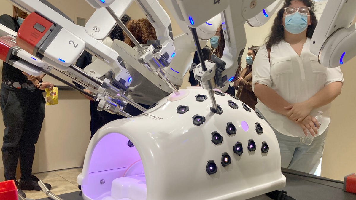 See students pilot surgery robot at Oxnard hospital