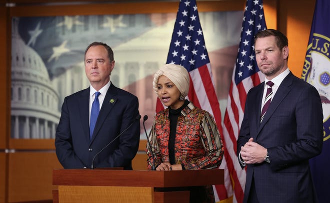 A Rep. Ilhan Omar, D-Minn., (C), acompanhada pelo Rep. Eric Swalwell, D-Calif., e o Rep. Adam Schiff, D-Calif. Congresso, no Capitólio dos EUA em 25 de janeiro de 2023 em Washington, DC.