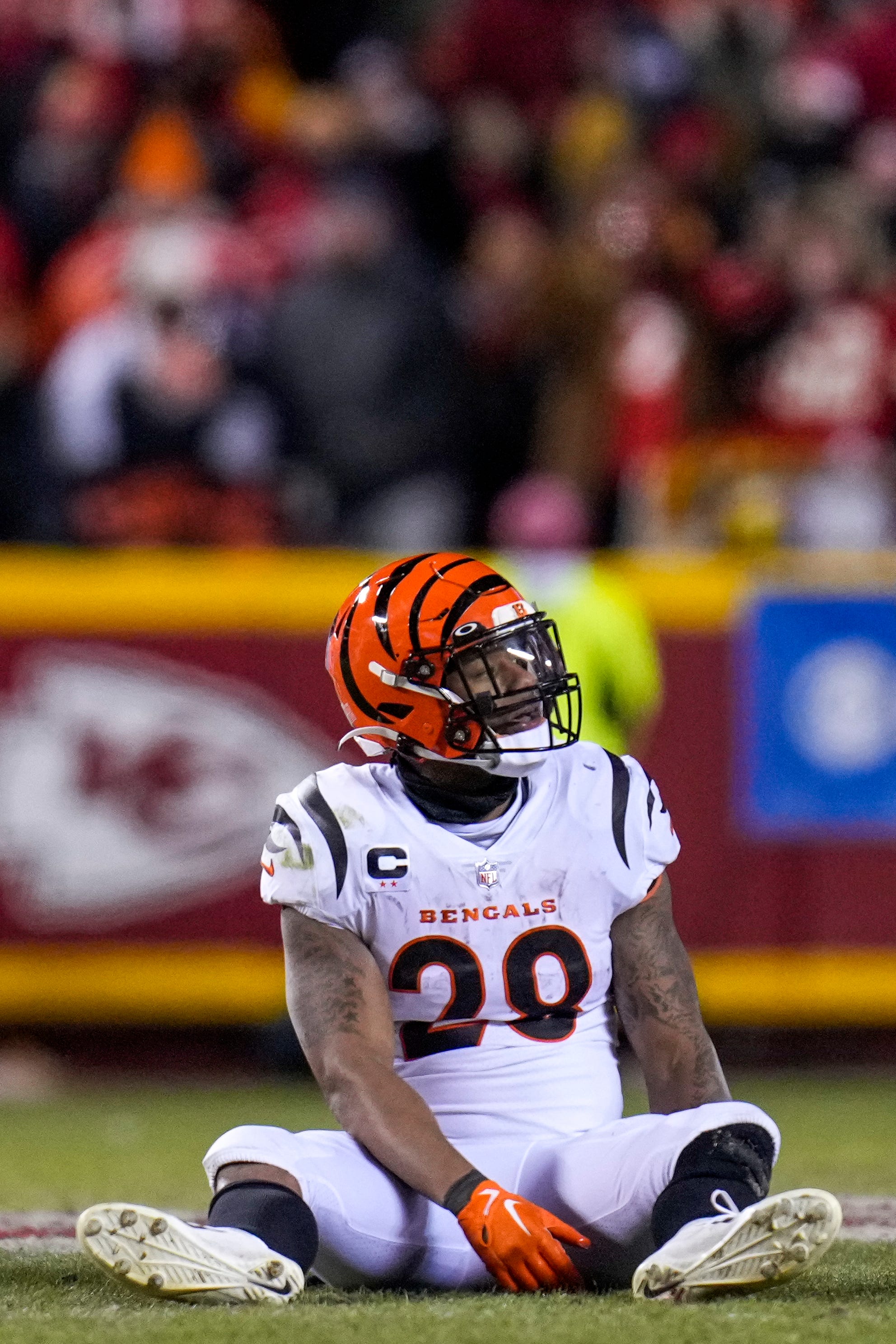 Bengals RB Joe Mixon wanted for aggravated menacing, agent says charge will be dropped