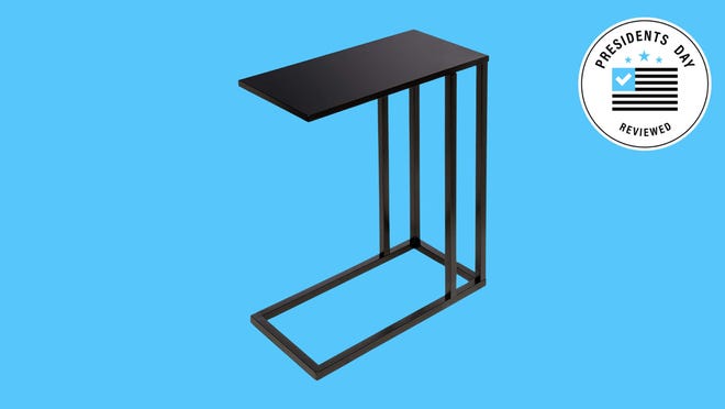 이 탁자는 Amazon이 대통령의 날에 판매하는 많은 튼튼한 가구 중 하나입니다.