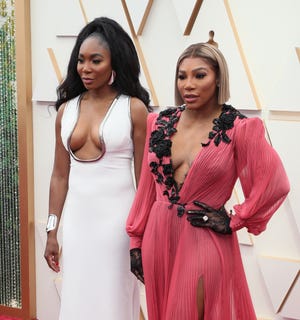 Venus Williams dan Serena Williams menghadiri Academy Awards Tahunan ke-94 di Hollywood dan Highland pada 27 Maret 2022 di Hollywood, California.