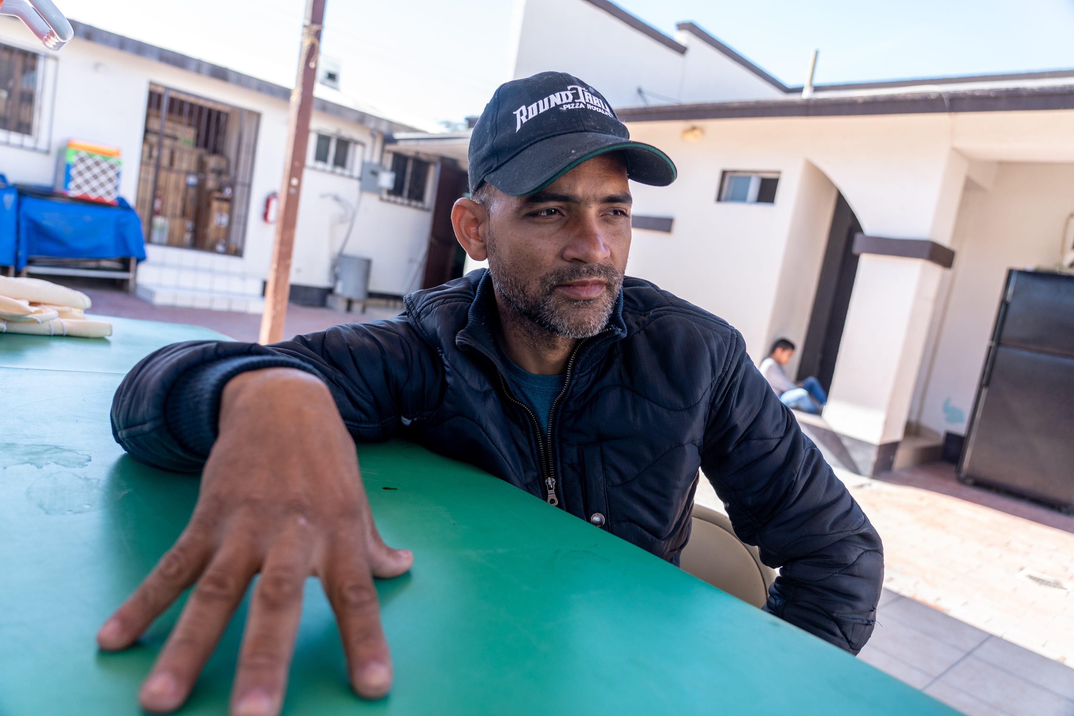 Yendris Calunga Romero, de 31 años, de Cuba, se sienta en el patio de la Casa del Migrante la Divina Providencia, un albergue para migrantes, en San Luis Río Colorado, Sonora, México, el 2 de febrero de 2023.