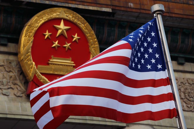 2017 年 11 月 9 日，在北京人民大会堂举行的欢迎仪式上，一面美国国旗飘扬在中国国徽旁边。