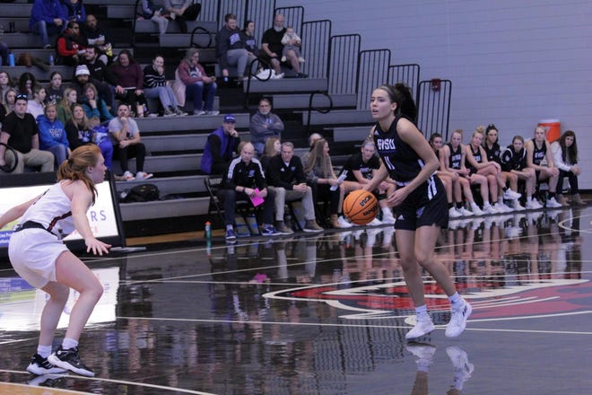 GVSU's Ellie Droste dribbled the ball up the floor against Davenport on Saturday.
