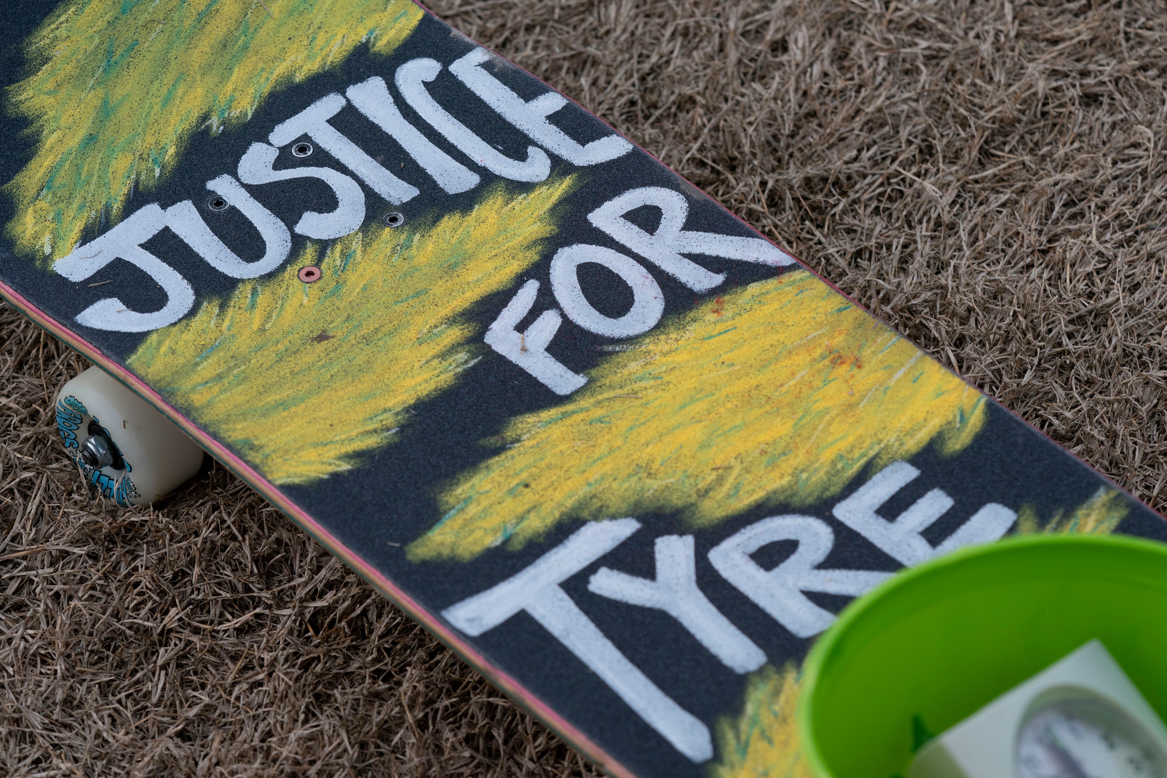 Ex-Memphis police officer took photos of Tyre Nichols after beating, documents say 2 2901e163 3808 49d8 814a 5d3772504ac0 NAS Tyre Nichols vigil 004