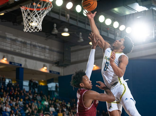 Delaware's Jameer Nelson Jr. drives to the basket Saturday at the Carpenter Center.