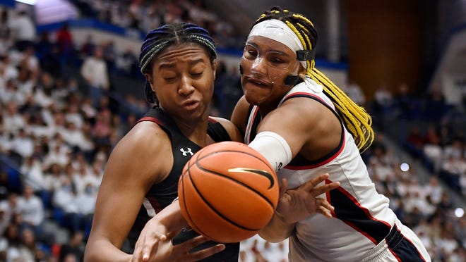 Why Dawn Staley responded to Geno Auriemma, defended South Carolina