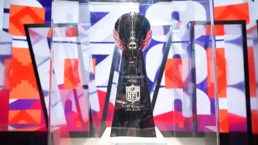 Zach Ertz membawa NFL Vince Lombardi Trophy ke Super Bowl LVII Experience