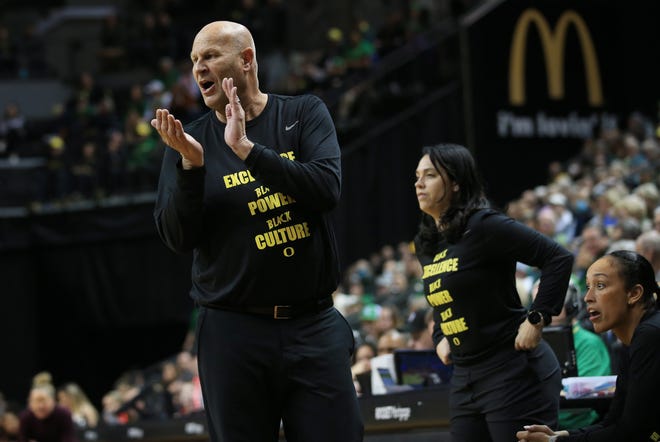 Oregon coach Kelly Graves encourages his team during the second half against Utah in Eugene Sunday, Feb. 5, 2023.