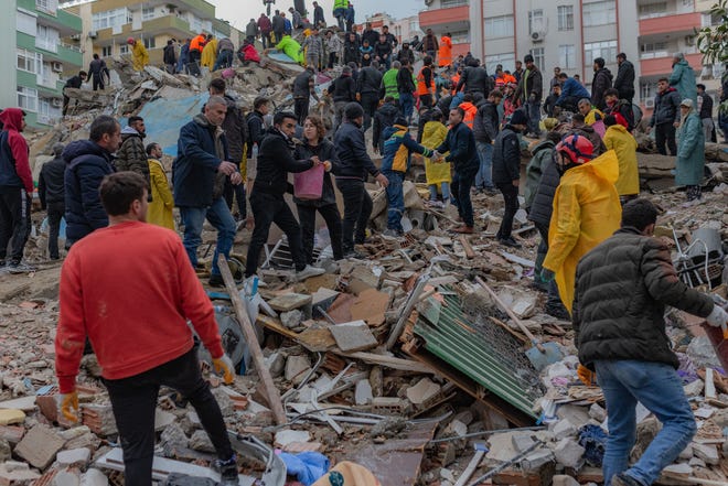 Tim penyelamat mencari korban selamat melalui puing-puing bangunan yang runtuh di Adana, pada 6 Februari 2023 setelah gempa berkekuatan 7,8 melanda tenggara negara itu.  - Jumlah korban tewas gabungan telah meningkat menjadi lebih dari 1.900 untuk Turki dan Suriah setelah gempa terkuat di kawasan itu dalam hampir satu abad.  Layanan darurat Turki mengatakan sedikitnya 1.121 orang tewas dalam gempa tersebut, dengan 783 kematian dikonfirmasi di Suriah. 