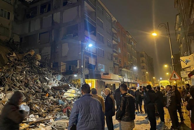 Gempa berkekuatan 7,8 SR merobohkan bangunan di Turki, Suriah