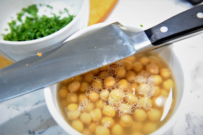 Lif ve protein oranı yüksek olduğu için çorbamızda patates yerine nohut kullanıyoruz.