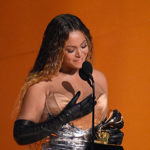 Beyoncé accepts the award for best dance/electroni