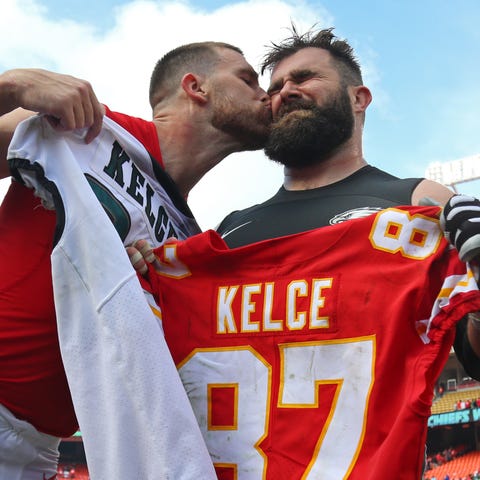 Chiefs tight end Travis Kelce kisses Eagles center