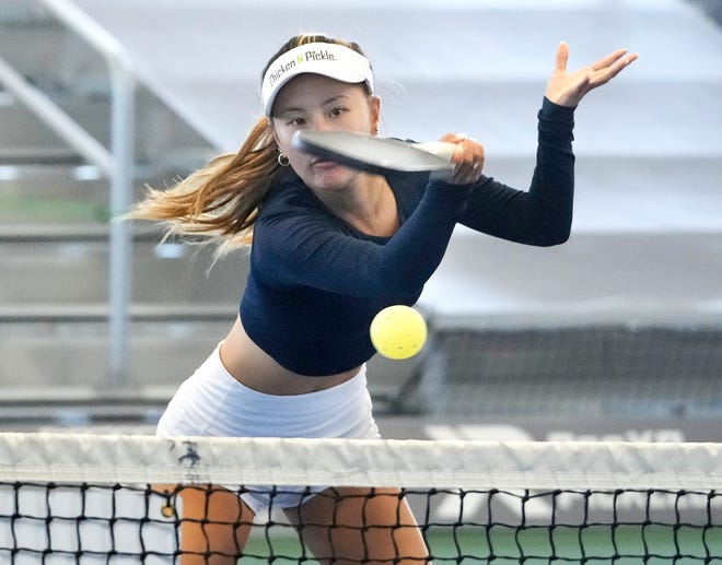 Profesionista de pickleball, Alix Truong, joacă într-un joc de scrimmage la turneul de pickleball APP Daytona Beach Open de la Pictona din Holly Hill, miercuri, 8 februarie 2023
