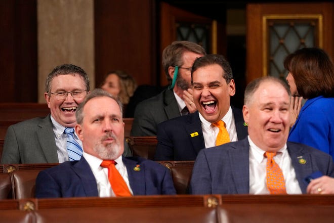 Rep. Thomas Massie, R-Ky.,, kiri belakang, dan Rep. George Santos, RN.Y., tertawa sebelum Presiden Joe Biden menyampaikan pidato State of the Union pada sesi gabungan Kongres di US Capitol, Selasa, 7 Februari 2023, di Washington.