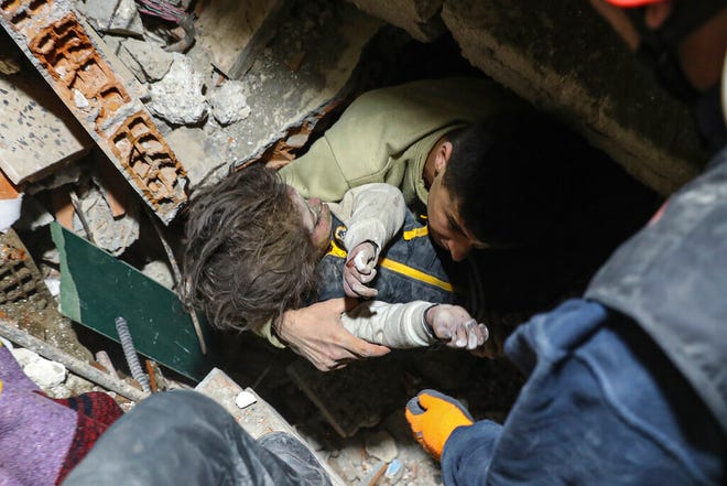 Penyelamatan di Turki menawarkan saat-saat kelegaan setelah gempa