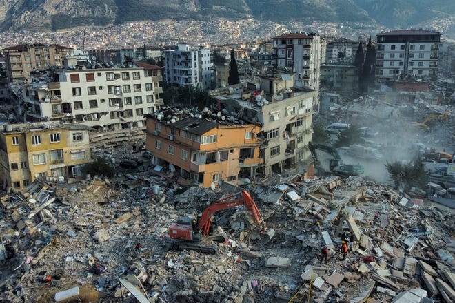 Pemandangan udara bangunan yang runtuh di Antakya, tenggara Turki, Sabtu, 11 Februari 2023.