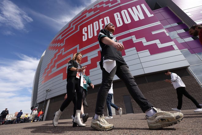 Fans begin to arrive at State Farm Stadium as Super Bowl 57 kickoff approaches.