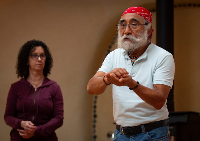 El presentador Laurencio López Núñez analiza el uso medicinal y ceremonial de la psilocibina durante una capacitación para facilitadores de psilocibina organizada por Subtle Winds cerca de Eugene el sábado 11 de febrero de 2023.